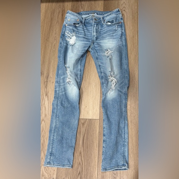 American Eagle Light Wash Jeans - Picture 1 of 3
